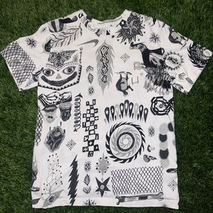 Mens Medium Nike White and Black Patterned Dri-Fit Tee Shirt
